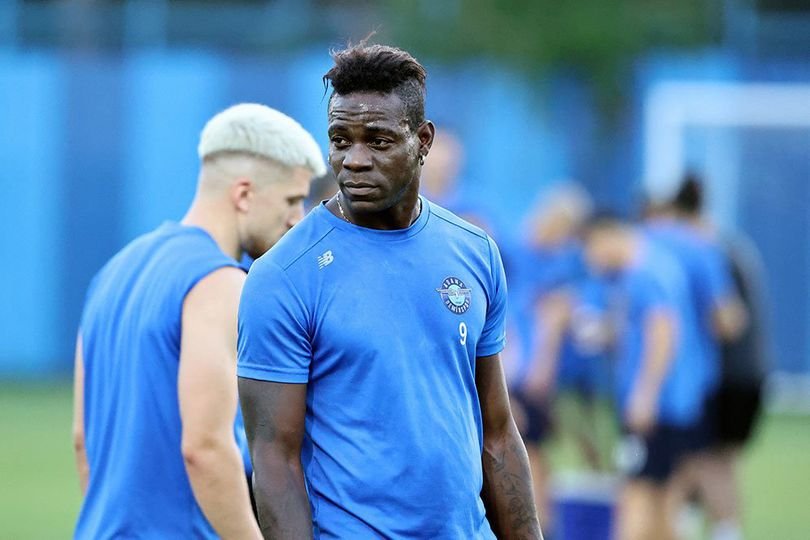 Karier Makin Meredup, Mario Balotelli Mulai Banting Setir Jadi Model Catwalk, Tampil Memukau di Paris Fashion Week